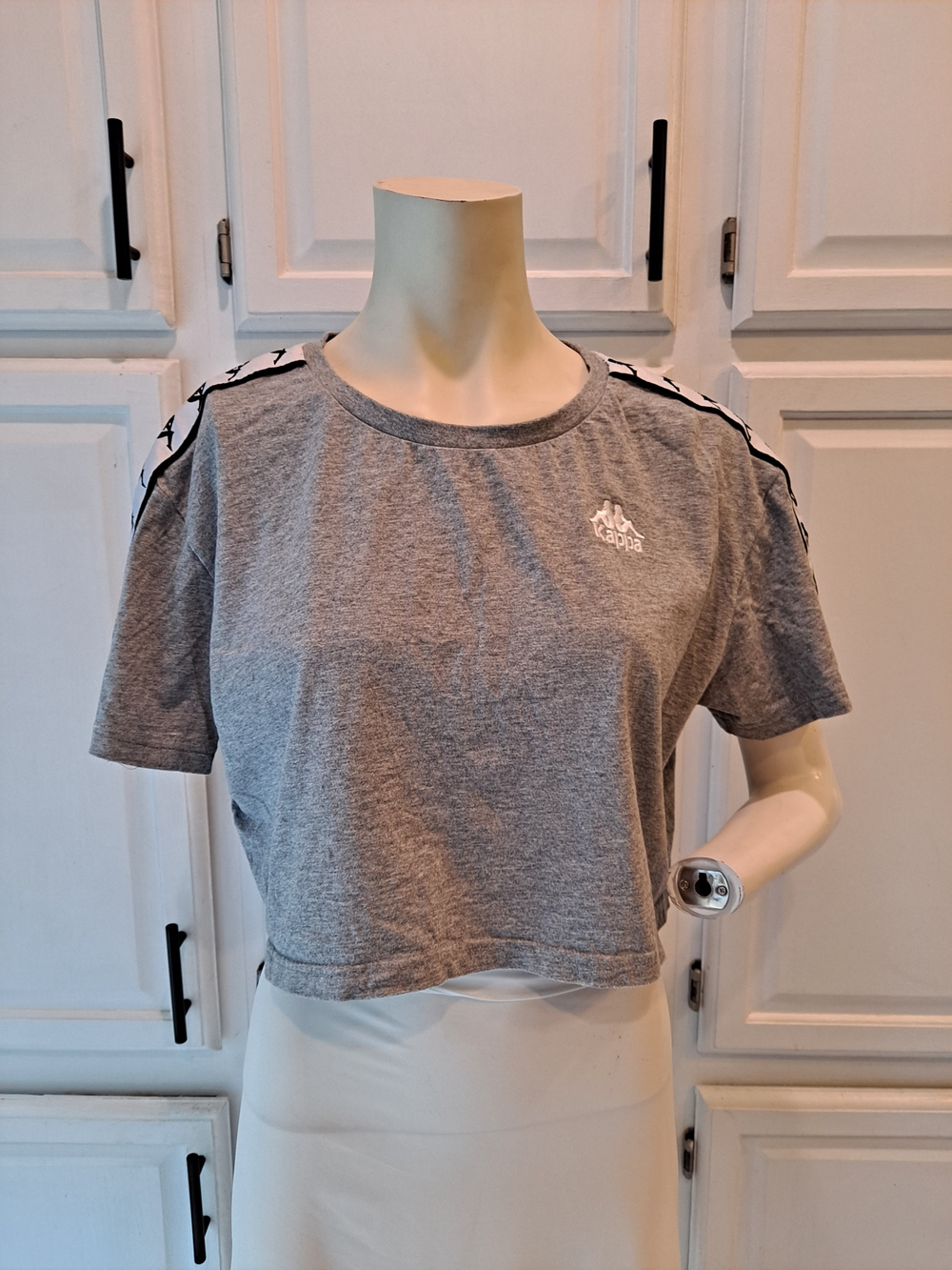 Kappa Authentic Banda Apua Gray Cotton Cropped Logo Tee with Shoulder Tape